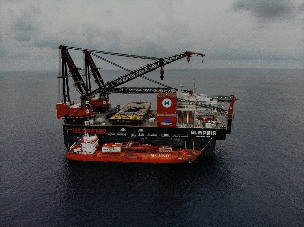 First LNG bunkering by Coral Fraseri on Maiden Voyage Heerema's Sleipnir